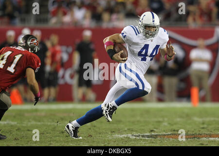 3. Oktober 2011 - vermeidet Tampa, Florida, USA - Indianapolis Colts Tight End Dallas Clark (44) eine Talje aus Tampa Bay Buccaneers defensive zurück Corey Lynch (41) in der NFL Football-Spiel zwischen den Indianapolis Colts und den Tampa Bay Buccaneers. Tampa besiegte die Colts 24-17 (Credit-Bild: © Don Montague/Southcreek/ZUMAPRESS.com) Stockfoto