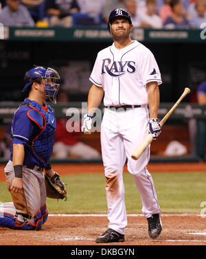 3. Oktober 2011 - St. Petersburg, FL, USA - JAMES BORCHUCK |   Times.SP 344775 BORC rays (03.10.2011) (St. Petersburg, FL) Johnny Damon nach Streichung auf drei Stellplätze im 8. Inning der ALDS Spiel 3 zwischen den Rangers im Tropicana Field und Montag, 3. Oktober 2011.    [JAMES BORCHUCK Mal] (Kredit-Bild: © St. Petersburg Times/ZUMAPRESS.com) Stockfoto