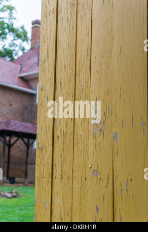 Offen gelb getragen Scheunentor mit Backsteinbau im Hintergrund Stockfoto