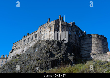 Edinburgh Castle, Edinburgh, Schottland. Gesehen vom Grassmarket Stockfoto