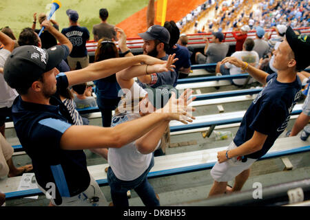 4. Oktober 2011 - St. Petersburg, FL, USA - SP 344813 FOUN RAYS 6.EDMUND D. Brunnen | Zeiten. (04.10.2011 St.Petersburg) L-r: Jarrod Lovett, 22, von St. Petersburg High-Fives Madison Easterling, 20, aus St. Petersburg in der Tbt * Kommandodeck, nachdem die Strahlen einen Lauf im 4. Inning bringen die Gäste auf 3-2 Rangers erzielt. Die Tampa Bay Rays spielte die Texas Rangers in Spiel vier der HV Stockfoto