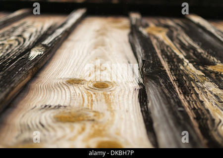 Fluchtpunktperspektive rustikale Holz Abstellgleis auf ein Gebäude Stockfoto