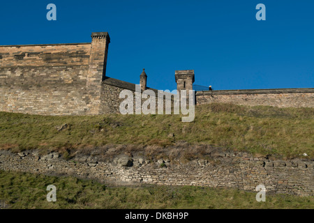 Edinburgh Castle, Edinburgh, Schottland. Gesehen vom Grassmarket Stockfoto