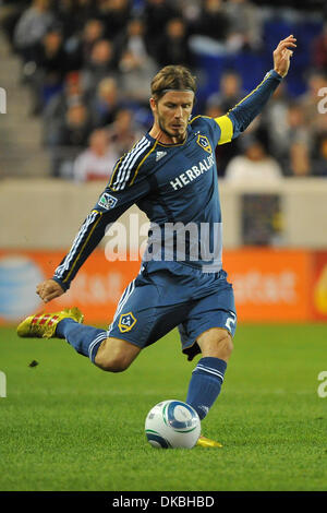 4. Oktober 2011 - Harrison, New Jersey, USA - Los Angeles Galaxy Mittelfeldspieler David Beckham (23) in Major League Soccer-Aktion im Red Bull Stadion in Harrison New Jersey Los Angeles Routen New York 0 auf 1 in der Mitte (Credit-Bild: © Brooks Von Arx/Southcreek/ZUMAPRESS.com) Stockfoto