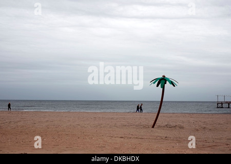 Die Menschen gehen am Strand von Coney Island im Stadtteil Brooklyn, New York City. Stockfoto