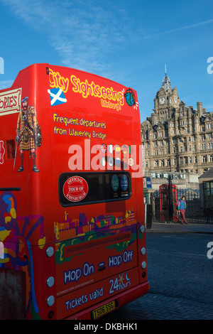 Doppel Decker-Sightseeing-Bus geparkt mit Balmoral Hotel im Hintergrund. Edinburgh, Schottland. Stockfoto