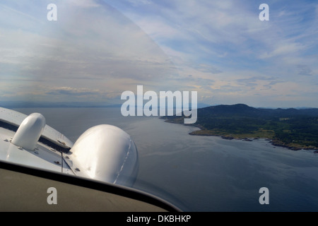 Blick aus dem Cockpit eines deHaviland Beaver Wasserflugzeug im Flug über die San Juan Inseln, Washington State, USA Stockfoto