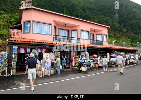 Madeira Portugal. Touristen, die eine Insel-Souvenir shop Café-Snack-Bar Véu da Noiva. Stockfoto