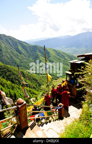 Bhutanesische Mönche Klettern auf dem Tiger's Nest, 10.180 Fuß hoch, Cliffhanger, buddhistische Pilgerfahrt, sehr heiligen heiligen Ort, paro Bhutan Stockfoto