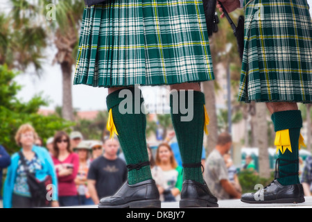 Pfeifer in Kilts Latham Plaza, Jacksonville Beach, Florida, USA während des Celtic Festival Stockfoto