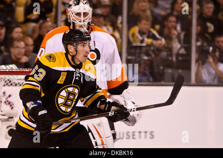6. Oktober 2011 - Boston, Massachusetts, bringt USA - Boston Bruins linken Flügel Brad Marchand (63) den Puck während des Spiels gegen die Philadelphia Flyers.  Flyer zu schlagen die Bruins-2 - 1. (Kredit-Bild: © Mark Box/Southcreek/ZUMAPRESS.com) Stockfoto