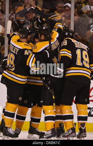 6. Oktober 2011 - Boston, Massachusetts, USA - Boston Bruins gratulieren linken Flügel Brad Marchand (63) für das erste Tor des Spiels gegen die Philadelphia Flyers.  Flyer zu schlagen die Bruins-2 - 1. (Kredit-Bild: © Mark Box/Southcreek/ZUMAPRESS.com) Stockfoto