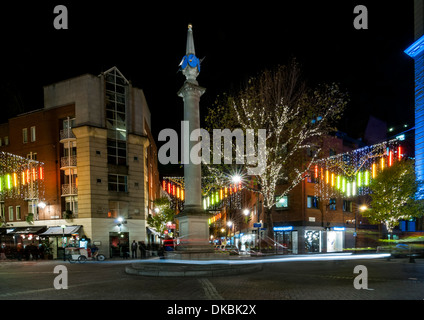 Covent Garden, London, UK - Verkehr geht von Seven Dials. Umliegenden Straßen sind in Weihnachtsbeleuchtung dekoriert. Stockfoto