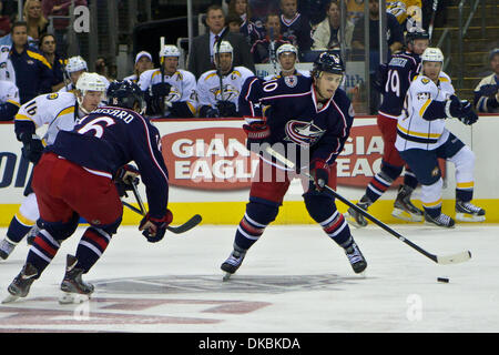 7. Oktober 2011 - center Columbus, Ohio, USA - Nashville Predators linken Flügel, die Martin Erat (10) den Puck am steuert Eis im ersten Quartal des Spiels zwischen Nashville Predators und Columbus Blue Jackets in der Nationwide Arena, Columbus, Ohio.  Nashville besiegte Columbus 3-2. (Kredit-Bild: © Scott Stuart/Southcreek/ZUMAPRESS.com) Stockfoto