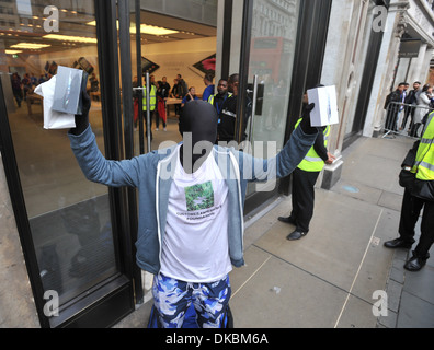 22 Jahre alte Cam Newton ist zuerst neu erschienenen iPhone 5 von Apple Regent Street abholen speichern London England - 21.09.12 Stockfoto