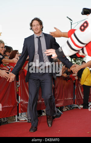 8. Oktober 2011 - Chicago, Illinois, USA - Chicago Verteidiger Duncan Keith auf dem roten Teppich vor dem Hause Opener NHL-Spiel zwischen den Chicago Blackhawks und den Dallas Stars im United Center in Chicago, IL. (Kredit-Bild: © John Rowland/Southcreek/ZUMAPRESS.com) Stockfoto