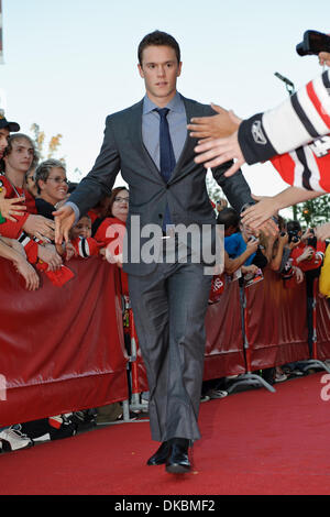 8. Oktober 2011 - Chicago, Illinois, USA - Chicago Zentrum Jonathan Toews auf dem roten Teppich vor dem Hause Opener NHL-Spiel zwischen den Chicago Blackhawks und den Dallas Stars im United Center in Chicago, IL. (Kredit-Bild: © John Rowland/Southcreek/ZUMAPRESS.com) Stockfoto