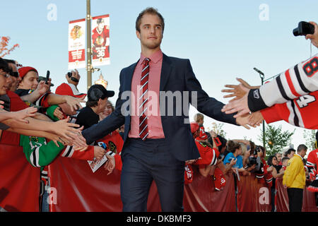 8. Oktober 2011 - Chicago, Illinois, USA - Chicago Verteidiger Niklas Hjalmarsson auf dem roten Teppich vor dem Hause Opener NHL-Spiel zwischen den Chicago Blackhawks und den Dallas Stars im United Center in Chicago, IL. (Kredit-Bild: © John Rowland/Southcreek/ZUMAPRESS.com) Stockfoto