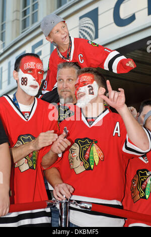 8. Oktober 2011 - Chicago, Illinois, USA - Blackhawk Fans auf dem roten Teppich, begeistert für das Hause Opener NHL-Spiel zwischen den Chicago Blackhawks und den Dallas Stars im United Center in Chicago, IL. (Kredit-Bild: © John Rowland/Southcreek/ZUMAPRESS.com) Stockfoto