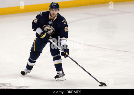 8. Oktober 2011 - Saint Louis, Missouri, USA - St. Louis Blues Verteidiger Carlo Colaiacovo (28) während eines NHL-Spiels zwischen den Nashville Predators und den St. Louis Blues im Scottrade Center in Saint Louis, Missouri. (Kredit-Bild: © Scott Kane/Southcreek/ZUMAPRESS.com) Stockfoto