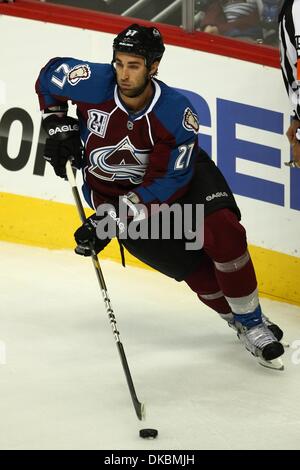 8. Oktober 2011 - steuert Denver, Colorado, USA - Colorado Avalanche Verteidiger Kyle Quincey (27) den Puck hinter seinem eigenen Netz gegen die Detroit Red Wings. Der Colorado Avalanche spielte den Detroit Red Wings in ihren Saisonauftakt im Pepsi Center in Denver, CO. (Credit-Bild: © Jesaja Downing/Southcreek/ZUMApress.com) Stockfoto