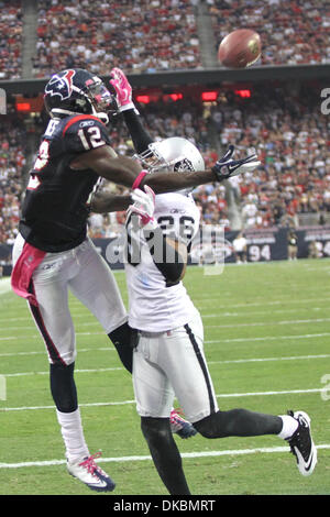 9. Oktober 2011 - bewacht Houston, Texas, USA - Oakland Raiders Cornerback Stanford Routt(26) Successfullt Gesicht Houston Texans Wide Receiver Jacoby Jones(12) in die Endzone. Houston Texans verloren gegen die Oakland Raiders 25-20 im Reliant Stadium in Houston Texas. (Kredit-Bild: © Luis Leyva/Southcreek/ZUMAPRESS.com) Stockfoto