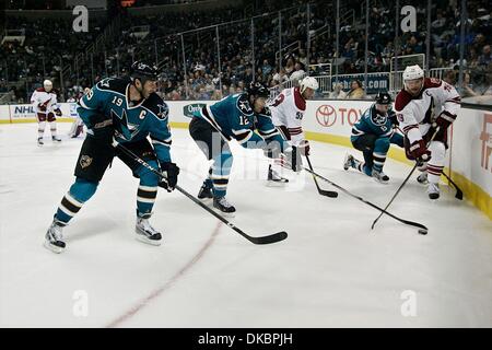 8. Oktober 2011 - San Francisco, Kalifornien, USA - San Jose Sharks center Joe Pavelski (8), San Jose Sharks center Patrick Marleau (12) und San Jose Sharks-Center Joe Thornton (19)-Kampf um den Puck in der Ecke während der NHL-Spiel zwischen den San Jose Sharks und den Phoenix Coyotes.  Die San Jose Sharks das Spiel 6: 3 gewinnen. (Kredit-Bild: © Dinno Kovic/Southcreek/ZUMAPRESS.com) Stockfoto
