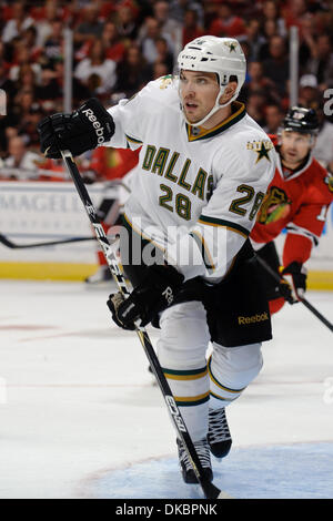 8. Oktober 2011 - Chicago, Illinois, USA - Dallas Verteidiger Mark Fistric (28) während des NHL-Spiels zwischen den Chicago Blackhawks und den Dallas Stars im United Center in Chicago, IL. Die Blackhawks besiegt die Sternen 5-2. (Kredit-Bild: © John Rowland/Southcreek/ZUMAPRESS.com) Stockfoto