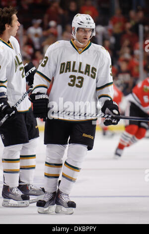 8. Oktober 2011 - Chicago, Illinois, USA - Dallas Verteidiger Alex Goligoski (33) vor dem NHL-Spiel zwischen den Chicago Blackhawks und den Dallas Stars im United Center in Chicago, IL. Die Blackhawks besiegt die Sternen 5-2. (Kredit-Bild: © John Rowland/Southcreek/ZUMAPRESS.com) Stockfoto