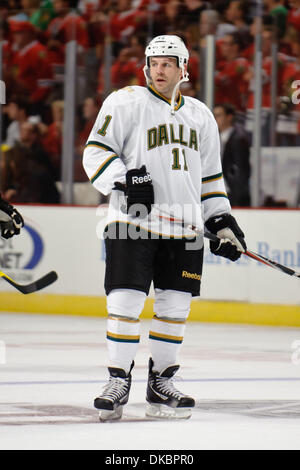 8. Oktober 2011 - Chicago, Illinois, USA - Dallas Center Jake Dowell (11) vor dem NHL-Spiel zwischen den Chicago Blackhawks und den Dallas Stars im United Center in Chicago, IL. Die Blackhawks besiegt die Sternen 5-2. (Kredit-Bild: © John Rowland/Southcreek/ZUMAPRESS.com) Stockfoto