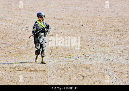 US Army Spc. Brianna Falzone während situative Kampftraining Krieger Führung Kurs 17. November 2013 im Camp Buehring, Kuwait. Stockfoto