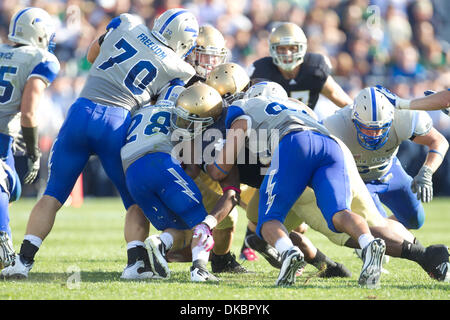 8. Oktober 2011 - stopft South Bend, Indiana, USA - Notre Dame außerhalb Linebacker Darius Fleming (#45) der Flucht durch die Luftwaffe Runningback Cody Getz (#28) in Aktion während der NCAA Football-Spiel zwischen Notre Dame und der Air Force.  Die Notre Dame Fighting Irish besiegte die Air Force Falcons 59-33 im Spiel im Stadion von Notre Dame in South Bend, Indiana. (Kredit-Bild: © John Mersits/Southcreek/Z Stockfoto