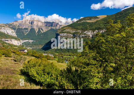 Blick Richtung Pico Mondarruego von Torla, Parque Nacional de Ordesa y Monte Perdido, Pyrenäen, Huesca, Aragon, Spanien, Europa. Stockfoto