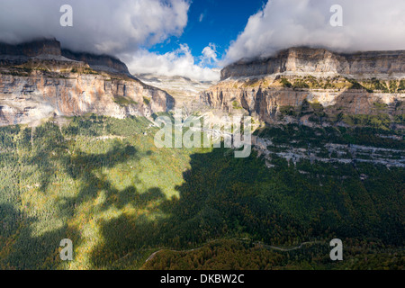 Blick über das Ordesa-Tal von Faja Pelay, Parque Nacional de Ordesa y Monte Perdido, Pyrenäen, Huesca, Aragon, Spanien, Europa. Stockfoto