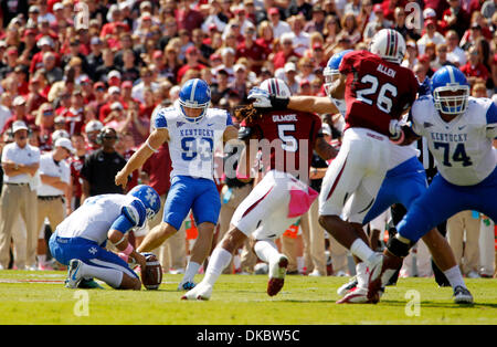 8. Oktober 2011 - erzielte Kolumbien, S.C, USA - Kentucky Kicker Craig McIntosh ein Field Goal im ersten Quartal der Kentucky in S. Carolina Fußballspiel im Williams-Brice Stadium in Columbia, SC, am 8. Oktober 2011.  Foto von Pablo Alcala | Personal (Kredit-Bild: © Lexington Herald-Leader/ZUMAPRESS.com) Stockfoto