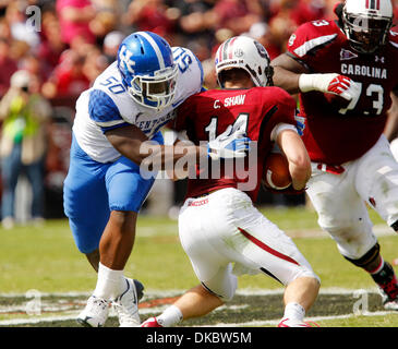 8. Oktober 2011 - Columbia, S.C, USA - Kentucky Mike Douglas entlassen Quarterback Connor Shaw im zweiten Quartal der Kentucky bei S. Carolina Fußballspiel im Williams-Brice Stadium in Columbia, SC, am 8. Oktober 2011.  Foto von Pablo Alcala | Personal (Kredit-Bild: © Lexington Herald-Leader/ZUMAPRESS.com) Stockfoto