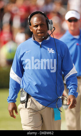 8. Oktober 2011 - Tempo Columbia, S.C, USA - Kentucky Cheftrainer Joker Phillips der Seitenlinie im Quartier t der Kentucky bei S. Carolina Fußballspiel im Williams-Brice Stadium in Columbia, SC, am 8. Oktober 2011.  S. Carolina gewann 54-3. Foto von Pablo Alcala | Personal (Kredit-Bild: © Lexington Herald-Leader/ZUMAPRESS.com) Stockfoto