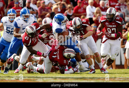 8. Oktober 2011 - Columbia, S.C, USA - Kentucky Jonathan George trug den Ball für eine seltene First Down im vierten Quartal der Kentucky bei S. Carolina Fußballspiel im Williams-Brice Stadium in Columbia, SC, am 8. Oktober 2011. S. Carolina gewann 54-3. Foto von Pablo Alcala | Foto von Pablo Alcala-Mitarbeiter | Personal (Kredit-Bild: © Lexington Herald-Leader/ZUMAPRESS.com) Stockfoto