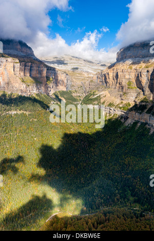 Blick über das Ordesa-Tal von Faja Pelay, Parque Nacional de Ordesa y Monte Perdido, Pyrenäen, Huesca, Aragon, Spanien, Europa. Stockfoto