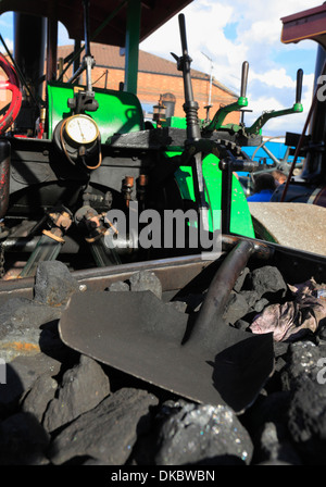 Kohle und eine Schaufel auf der Rückseite eine Zugmaschine auf einer Dampf-Kundgebung. Stockfoto