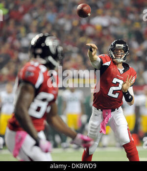 9. Oktober 2011 - übergibt Atlanta, Georgia, USA - Atlanta Falcons Quarterback MATT RYAN (#2) den Ball an Atlanta Falcons Wide Receiver RODDY WHITE (#84) gegen die Green Bay Packers im zweiten Quartal im Georgia Dome. (Kredit-Bild: © Erik Lesser/ZUMAPRESS.com) Stockfoto