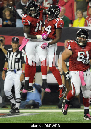 9. Oktober 2011 - Atlanta, Georgia, feiert USA - Atlanta Falcons Wide Receiver RODDY WHITE (#84) seine Touchdown mit Atlanta Falcons Wide Receiver JULIO JONES (#11) gegen die Green Bay Packers im ersten Quartal im Georgia Dome. (Kredit-Bild: © Erik Lesser/ZUMAPRESS.com) Stockfoto