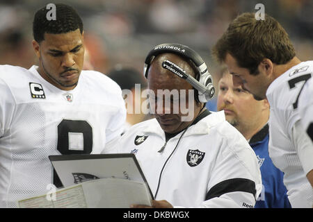 9. Oktober 2011 - hat Houston, Texas, USA - Oakland Raiders Cheftrainer eine Diskussion mit seinem Quarterbacks Oakland Raiders quarterback Jason Campbell(8) und Oakland Raiders quarterback Kyle Boller(7). . Houston Texans verloren gegen die Oakland Raiders 25-20 im Reliant Stadium in Houston Texas. (Kredit-Bild: © Luis Leyva/Southcreek/ZUMAPRESS.com) Stockfoto