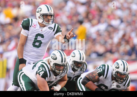 9. Oktober 2011 - Foxboro, Massachusetts, USA - New York Jets QB Mark Sanchez (6) an der Linie. Die New England Patriots besiegen die New York Jets 30 - 21 während der AFC East Matchup im Gillette Stadium. (Bild Kredit: Geoff Bolte/Southcreek/ZUMAPRESS.com ©) Stockfoto