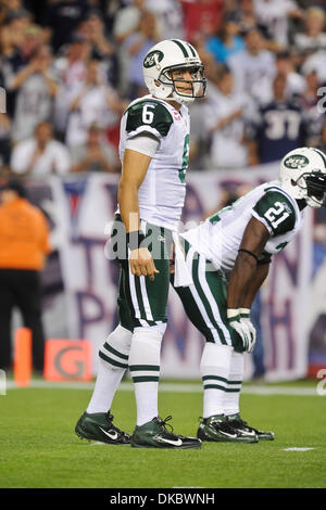 9. Oktober 2011 - Foxboro, Massachusetts, Jets USA - New York QB Mark Sanchez (6). Die New England Patriots besiegen die New York Jets 30 - 21 während der AFC East Matchup im Gillette Stadium. (Bild Kredit: Geoff Bolte/Southcreek/ZUMAPRESS.com ©) Stockfoto