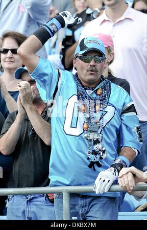 9. Oktober 2011 - Charlotte, North Carolina, USA - Panthers-Fans feiern beim heutigen Spiel. Heiligen besiegen die Panthers 30-27 bei der Bank of America Stadium in Charlotte, North Carolina. (Kredit-Bild: © Anthony Barham/Southcreek/ZUMAPRESS.com) Stockfoto