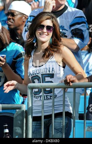 9. Oktober 2011 - Charlotte, North Carolina, USA - Panthers-Fans feiern beim heutigen Spiel. Heiligen besiegen die Panthers 30-27 bei der Bank of America Stadium in Charlotte, North Carolina. (Kredit-Bild: © Anthony Barham/Southcreek/ZUMAPRESS.com) Stockfoto