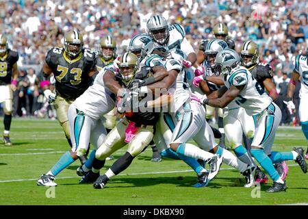 9. Oktober 2011 - Charlotte, North Carolina, USA - Carolina Panthers beenden die Heiligen aus der TD. Heiligen besiegen die Panthers 30-27 bei der Bank of America Stadium in Charlotte, North Carolina. (Kredit-Bild: © Anthony Barham/Southcreek/ZUMAPRESS.com) Stockfoto