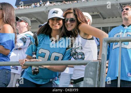 9. Oktober 2011 - Charlotte, North Carolina, USA - Panthers-Fans feiern beim heutigen Spiel. Heiligen besiegen die Panthers 30-27 bei der Bank of America Stadium in Charlotte, North Carolina. (Kredit-Bild: © Anthony Barham/Southcreek/ZUMAPRESS.com) Stockfoto