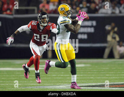 10. Oktober 2011 - fängt Atlanta, Georgia, USA - grüne Bucht-Verpacker breiter Empfänger JAMES JONES (#89) einen Pass vor Atlanta Falcons Sicherheit THOMAS DECOUD (#28) für einen 70-Yard Touchdown im dritten Quartal im Georgia Dome weitermachen. Die Packers besiegten die Falcons 25-14. (Kredit-Bild: © Erik Lesser/ZUMAPRESS.com) Stockfoto